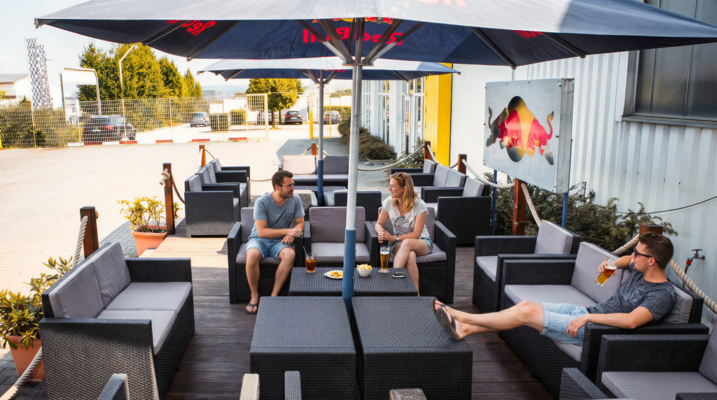 Sonnenterrasse der Sports Bar mit Sonnenschirmen